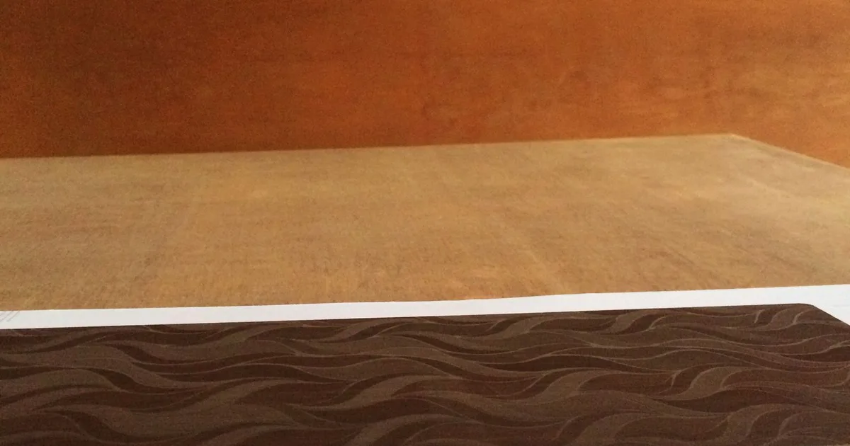 Sampel laminasi dengan warna polos dan motif kayu; jenis laminasi tidak terverifikasi