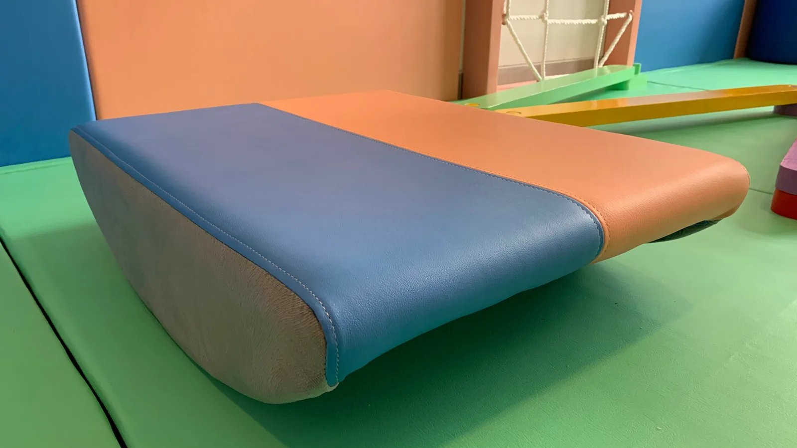 Vestibular board berlapis busa di ruang aktivitas Swaratumbuh