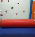 Bolster swing merah dalam katalog berupa silinder horizontal dengan tali gantung pada kedua ujung