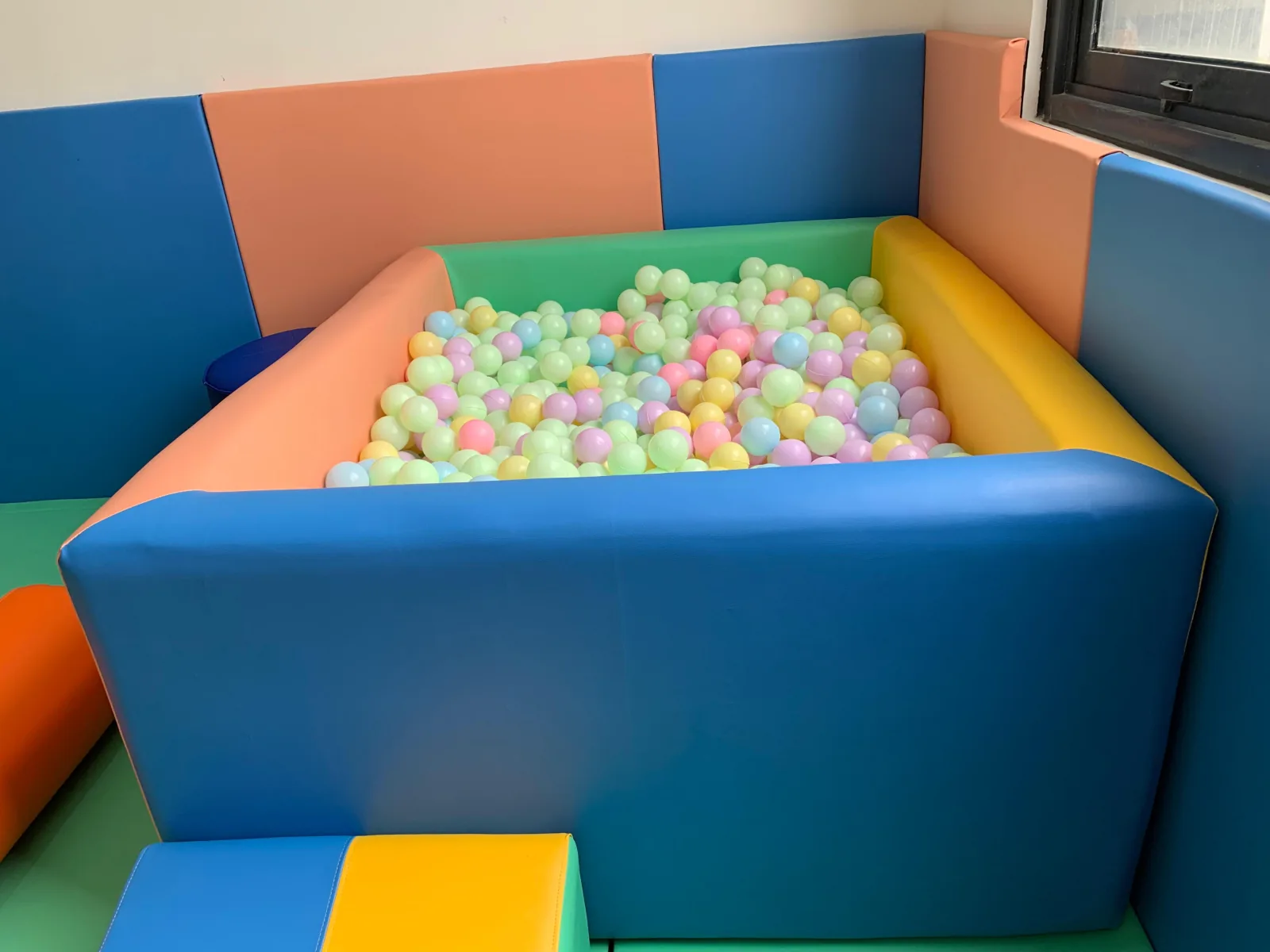 Kolam bola terapi anak Swaratumbuh berlapis busa
