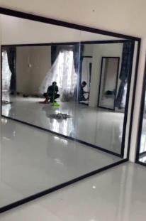 Contoh cermin besar untuk ruang latihan