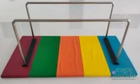 Parallel bar dengan dua pegangan sejajar dan alas berwarna