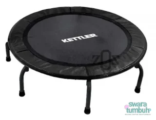 Trampolin bundar berwarna hitam