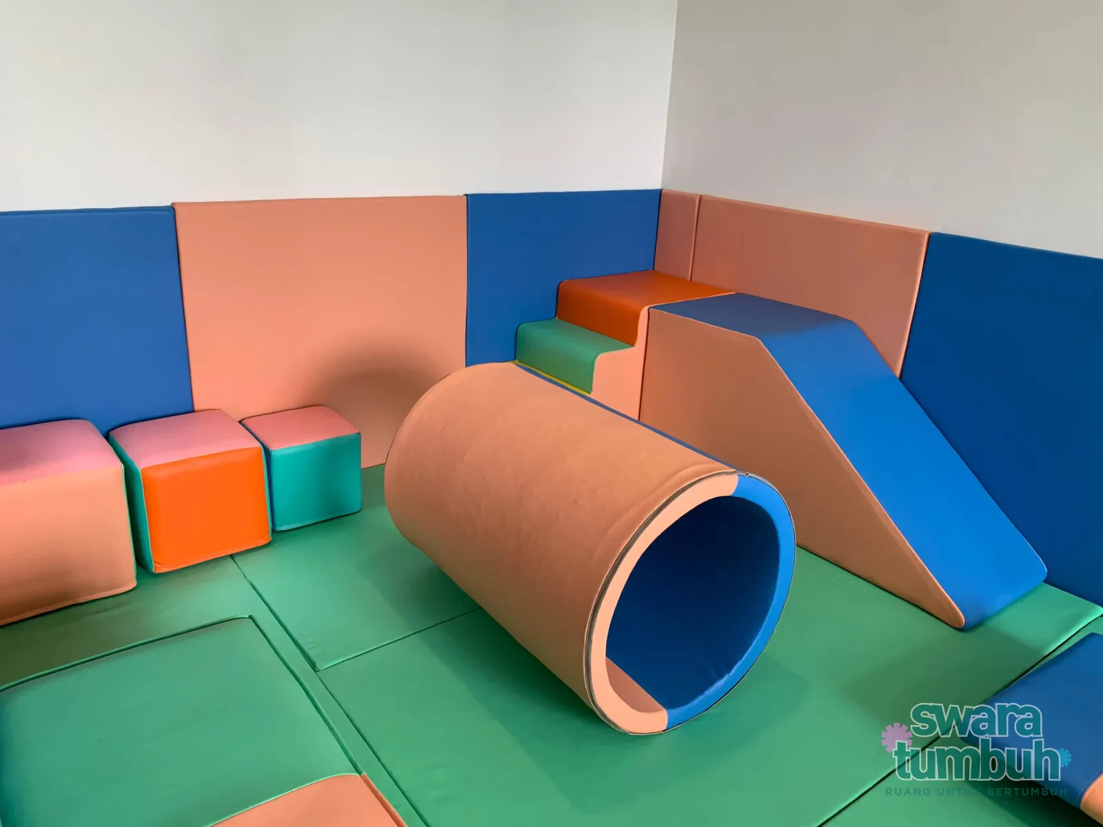Tunnel terapi anak berlapis busa warna peach dan biru