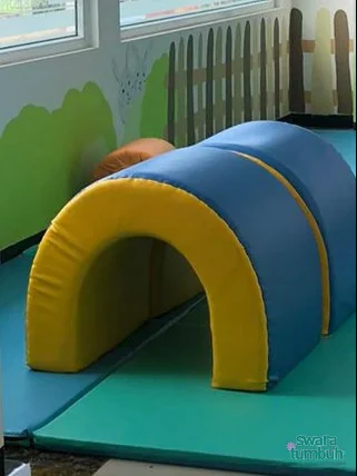 U tunnel terapi anak dengan pelapis biru dan kuning